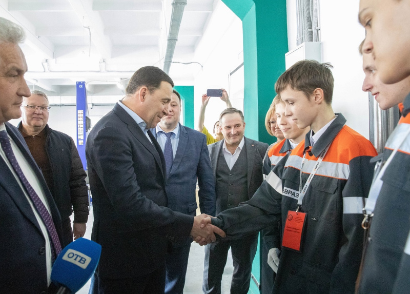 Фото - В Качканаре при поддержке ЕВРАЗа открыты ледовый дворец и Центр профессиональных компетенций